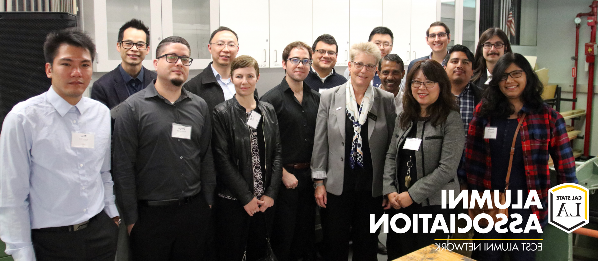 14 加州大学洛杉矶分校 alumni, 学生, staff and faculty posing with ECST Dean, 艾米丽·艾伦, at the ECST Makerspace lab on 2/18/20. 