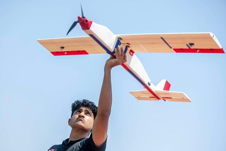 3D_airplane_competition_student hold plane