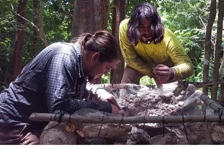 Students Jeff Rosa and classmate in the field